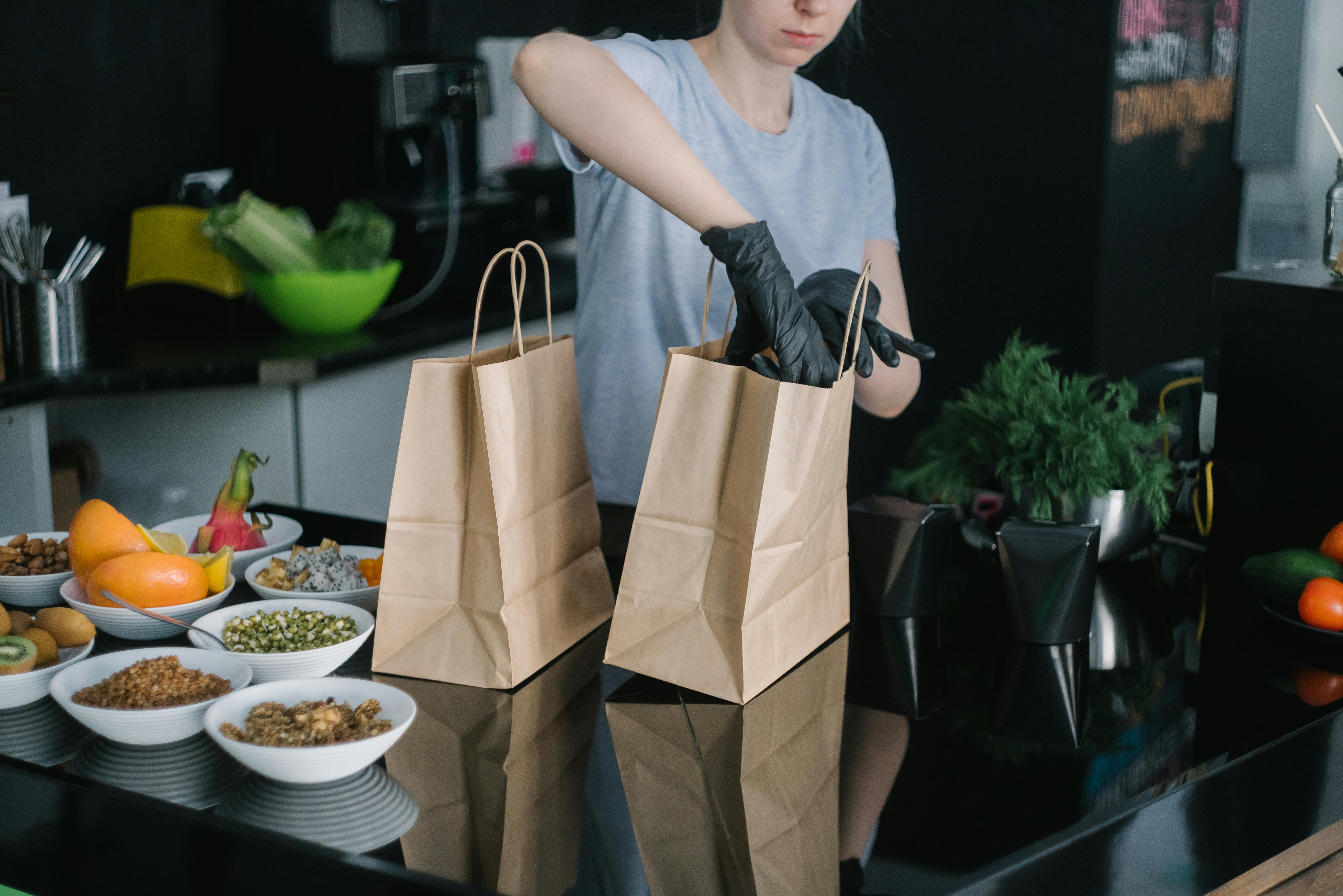 Persona empacando un pedido de comida de FastGio